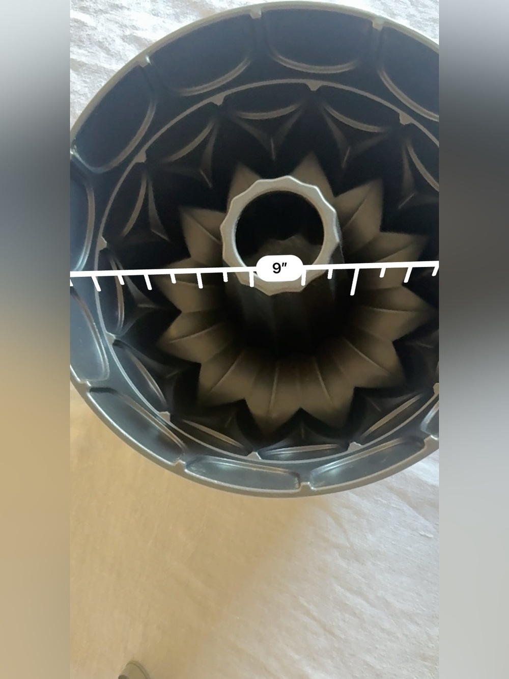 Vintage Kaiser Bakeware Flora 9 inch Bundt Cake Form Pan - Picture 8 of 9